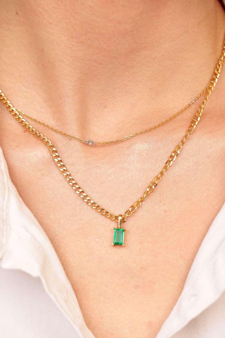 Collares en capas LAUVE, cadena cubana y dije esmeralda