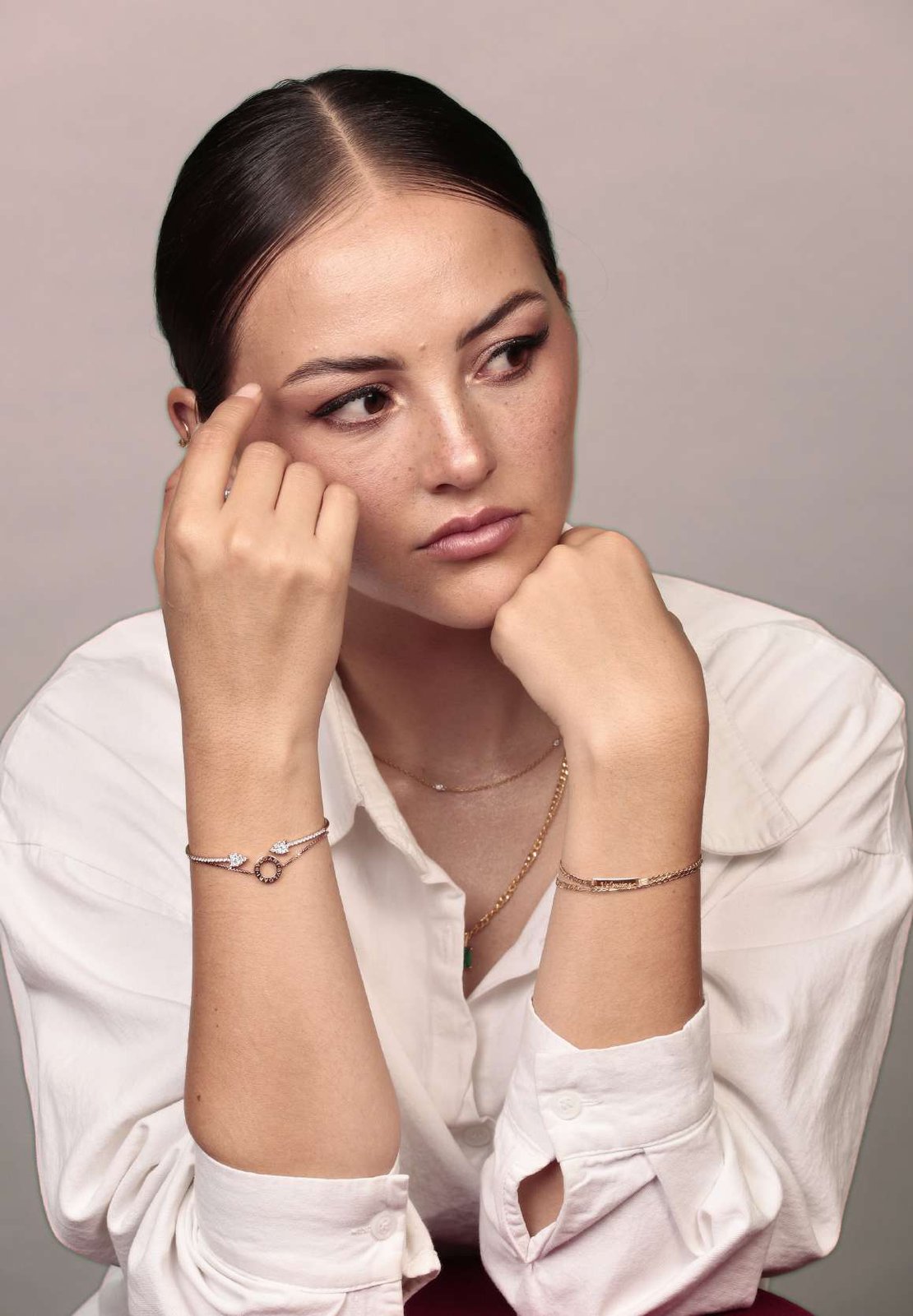Modelo luciendo pulseras LAUVE en oro de 18k