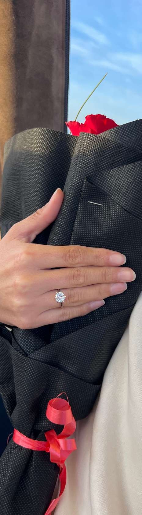 Manos con anillo de compromiso LAUVE