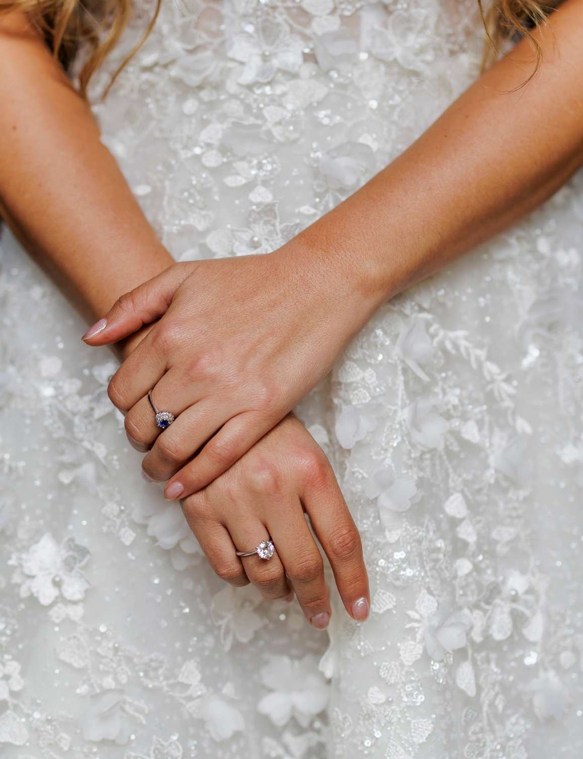 Manos con anillos de compromiso