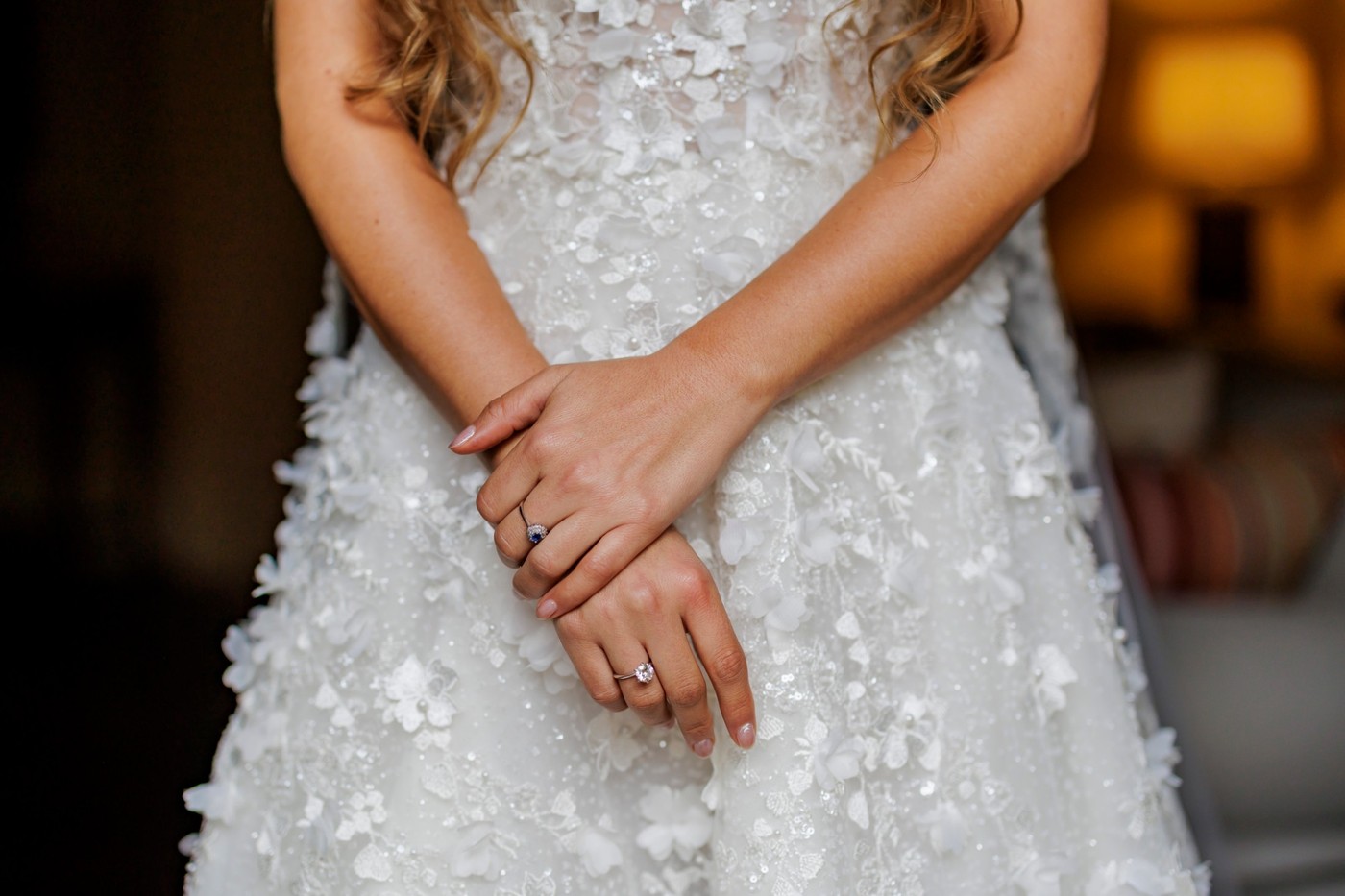 Novia con vestido bordado y anillos