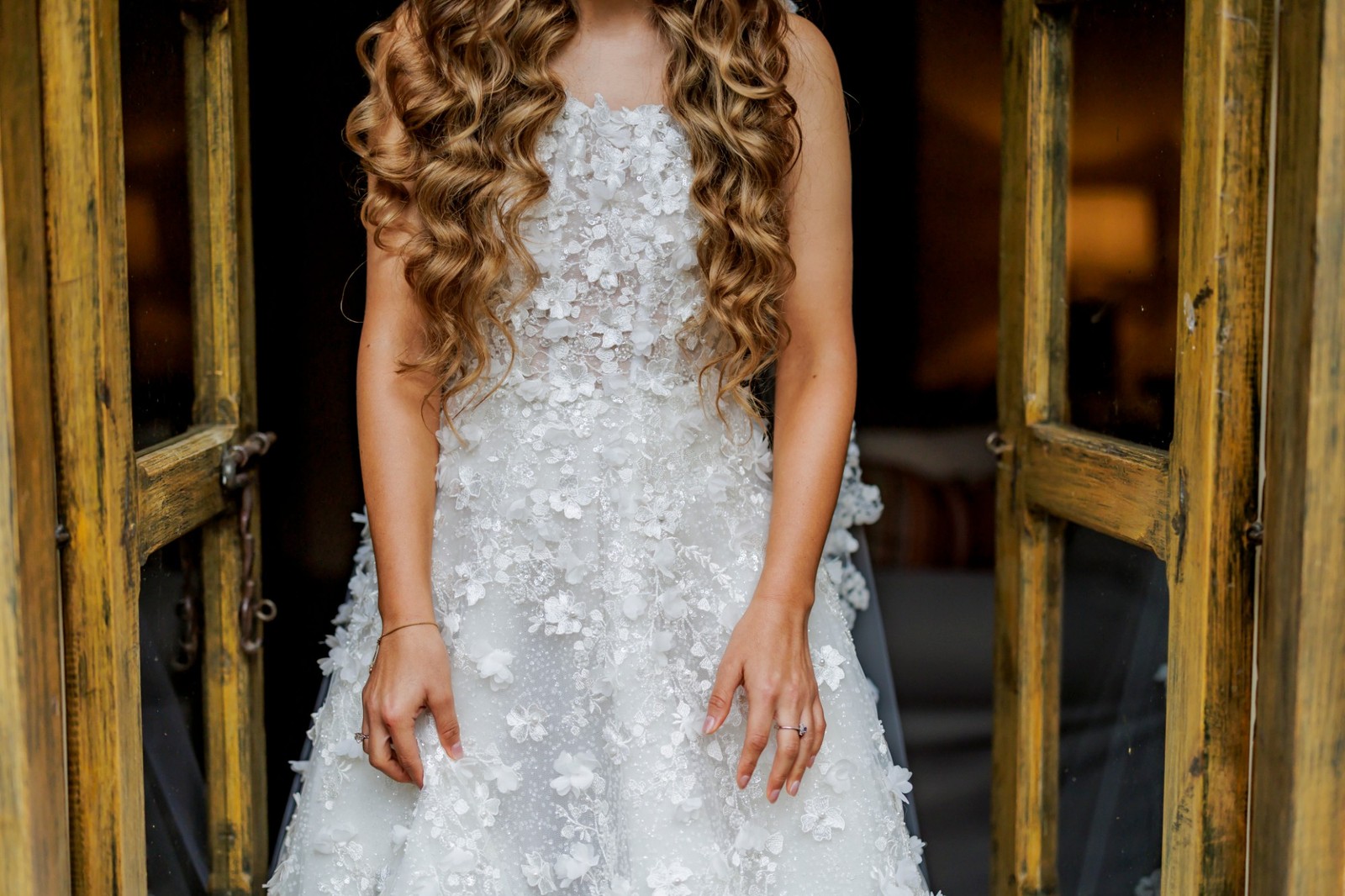 Novia con vestido bordado, detalle