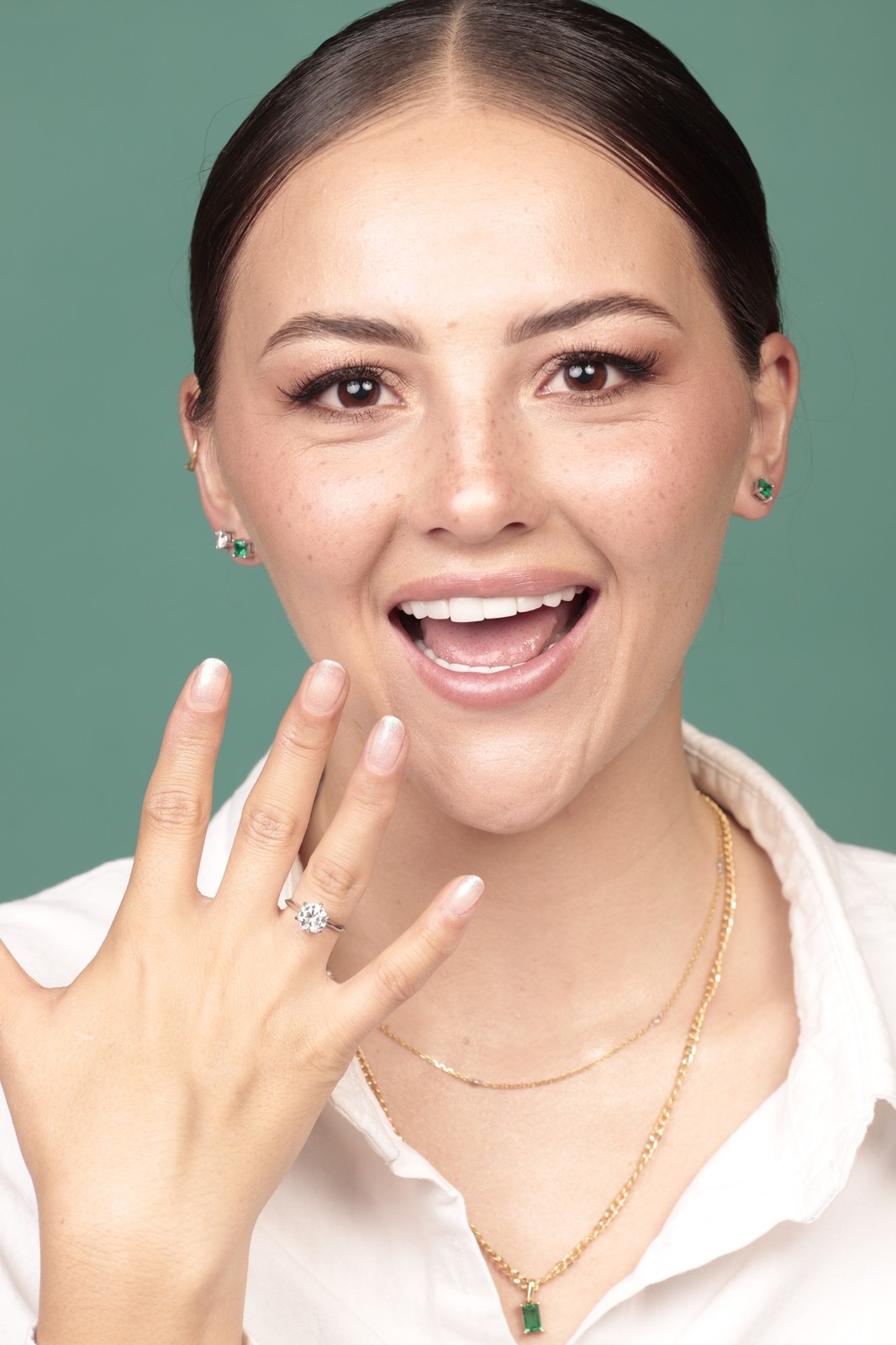 Momento de la pedida de mano, anillo de compromiso LAUVE